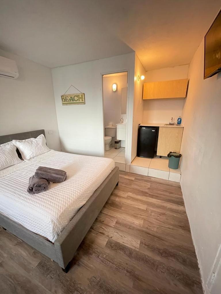 Las Olas Beach Apartments Аресибо Экстерьер фото
